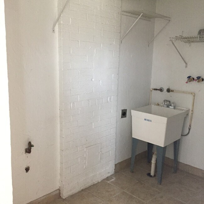Building Photo - 2 Bedroom Condo for Rent  Warrenville HTS