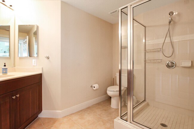 Building Photo - 800 N Tamiami Trl