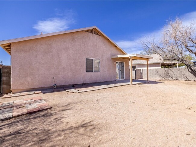 Building Photo - 3 Bedroom 2 Bathroom