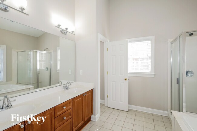 Building Photo - 1402 Holly Ridge Dr
