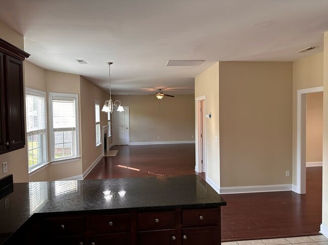 Building Photo - Perfect on Pineflat!