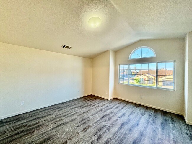 Building Photo - REDUCED!!! 4 Bedroom, 3 Bath Tri-Level Hom...