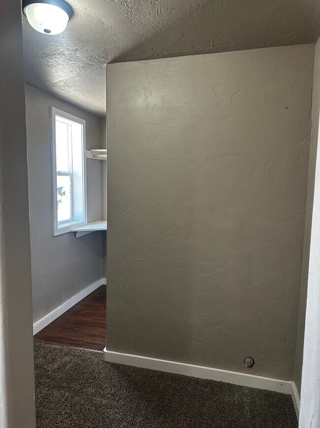 Building Photo - Great INKOM Property. One Bedroom One Bathroom