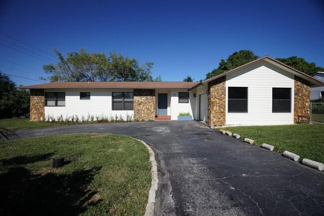 Primary Photo - 107 SE 35th Ave