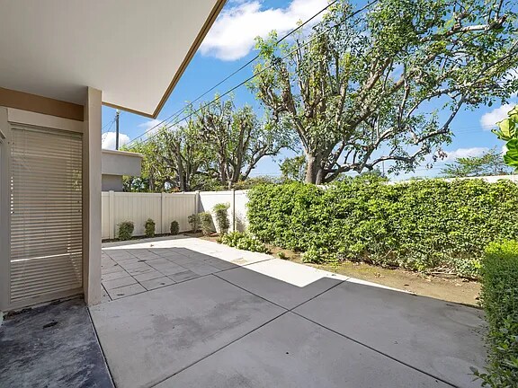 Building Photo - 4174 Del Mar Ave
