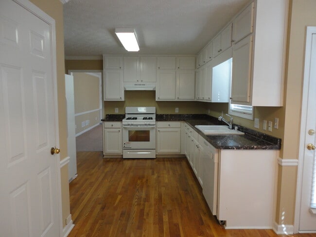 Building Photo - 2700 Kingstream Way SW