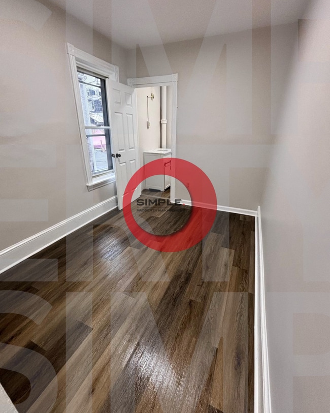 Building Photo - 4 Bedroom / 1 bathroom house