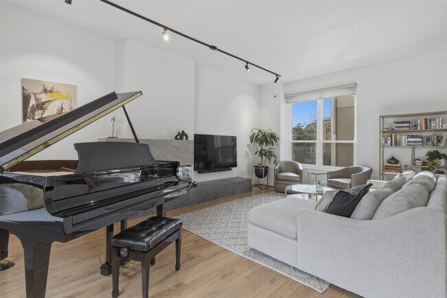 Building Photo - 5515 Venice St