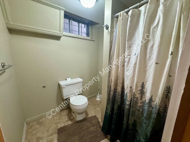 Building Photo - Semi-Furnished 5 bed 2 bath with large fenced yard for rent!