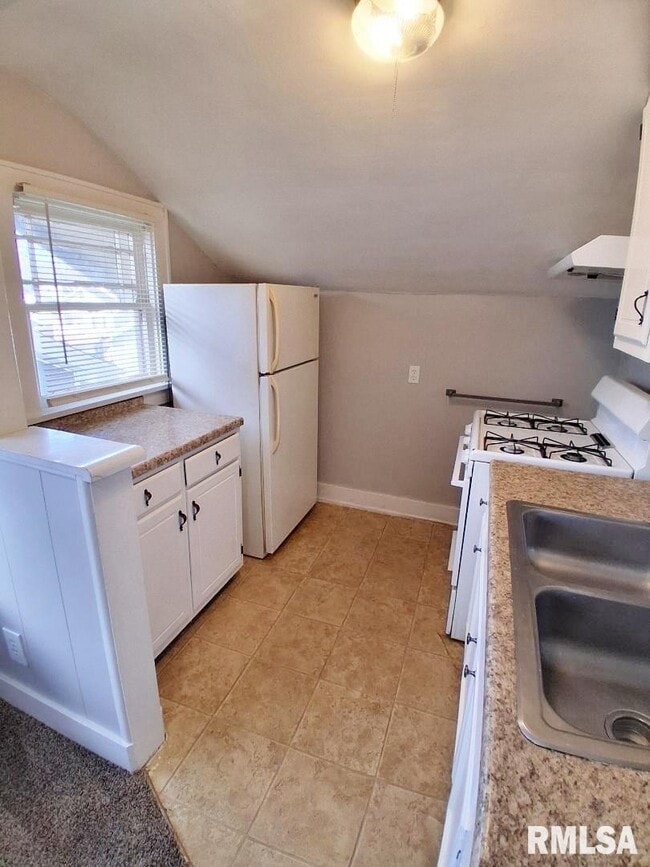 Building Photo - 513 W Loucks Ave