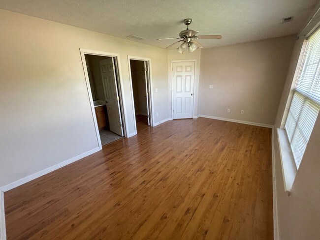 Building Photo - 3 Bedroom Home