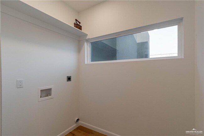 Building Photo - 18 Warbler Ave