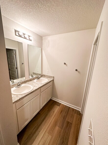 Building Photo - 4326 White Cedar Ct