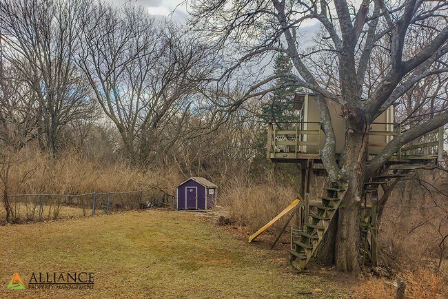 Building Photo - $300 OFF 1st MONTH'S RENT! Amazing, Spacio...