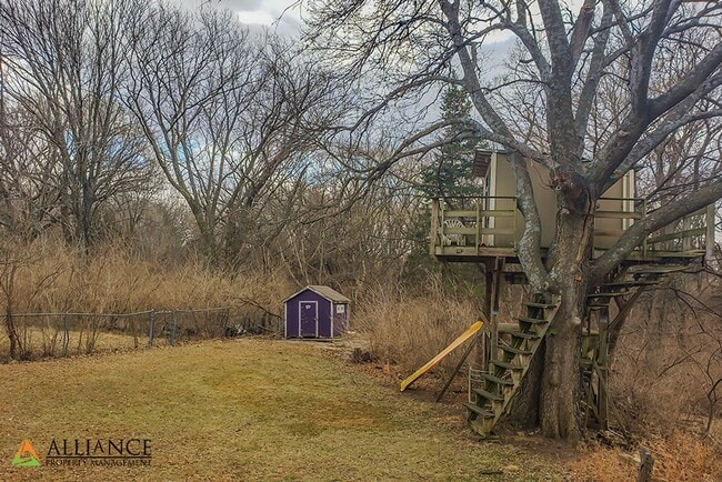 Building Photo - Amazing, Spacious Home! Pet Friendly!