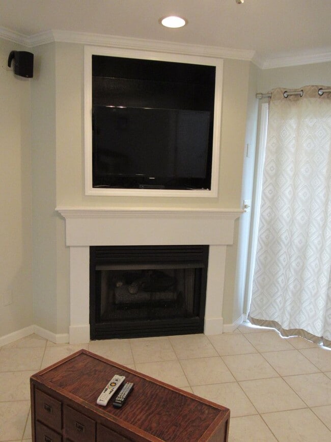 Building Photo - Lakefront 2 bedroom Condo For Rent