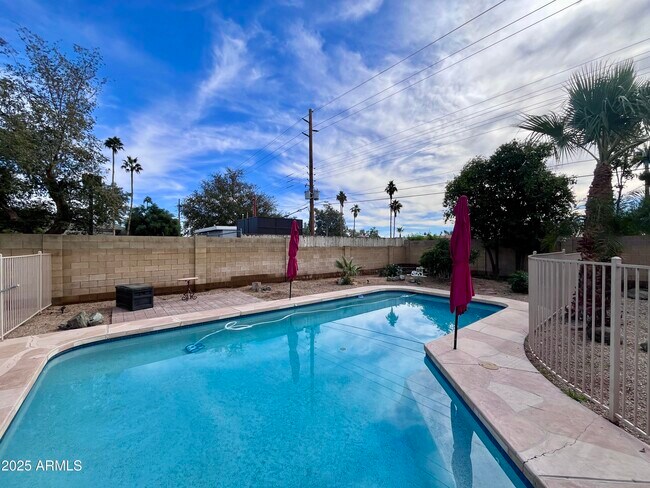 Building Photo - 2129 E Huntington Dr