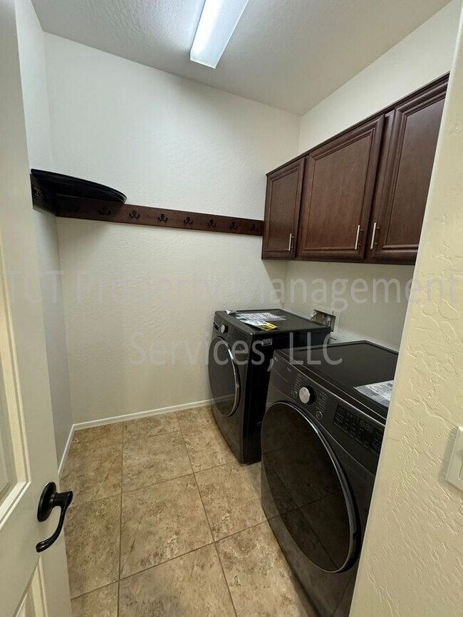 Building Photo - Beautifully Updated Bungalow in Power Ranch