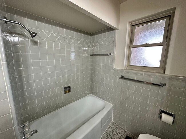 Building Photo - Versatile 3-bedroom, 1.5-bath Home Available in OKC!