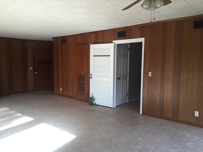 Building Photo - 214 Circle Dr