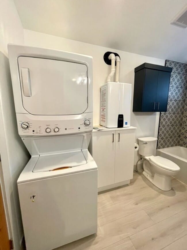 Building Photo - Hartford Duplex - 01355-HART-00