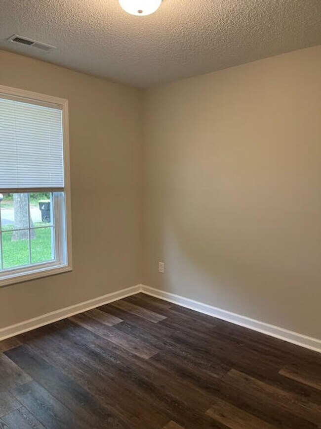 Building Photo - Great two bedroom, two bath duplex in Hunters Creek.
