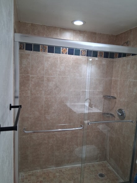 Building Photo - 1100 NE 9th Ave