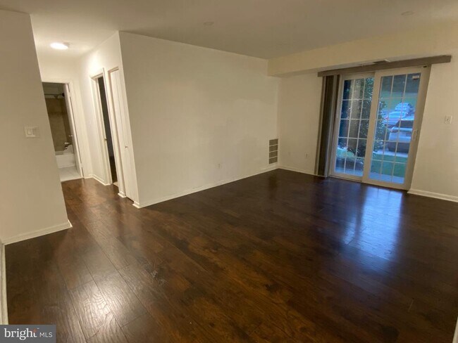 Building Photo - 1531 Colonial Dr