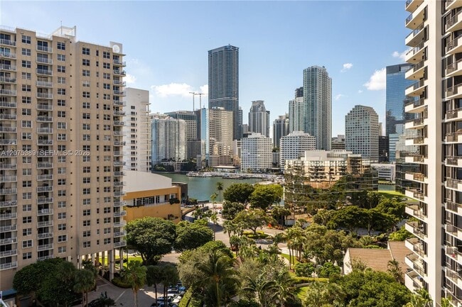 Building Photo - 520 Brickell Key Dr