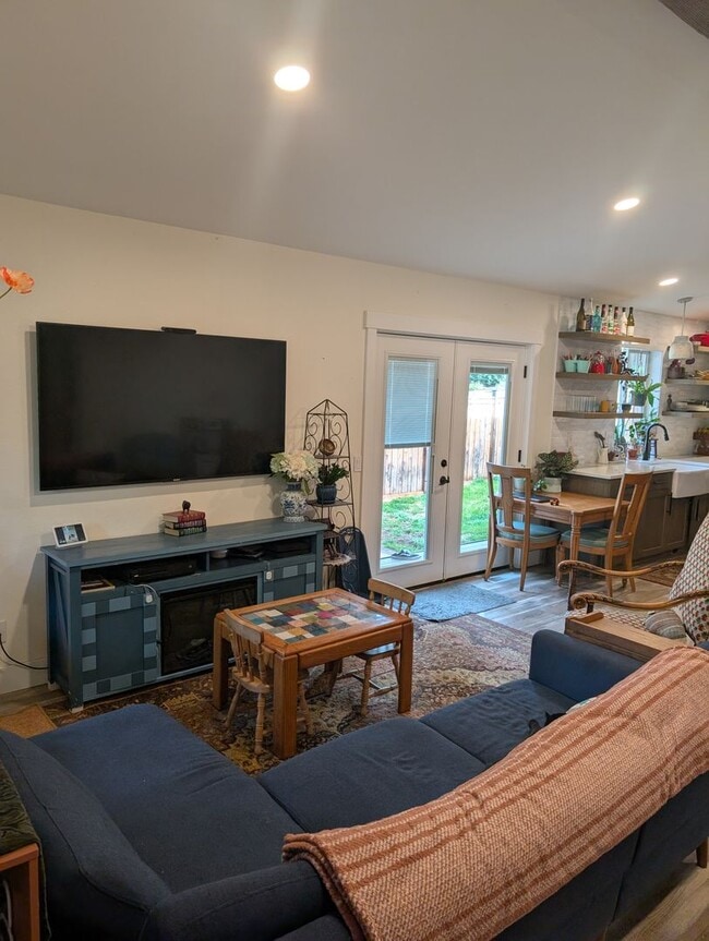Building Photo - Beautifully Remodeled 3 Bed/2 Bath on Bend...