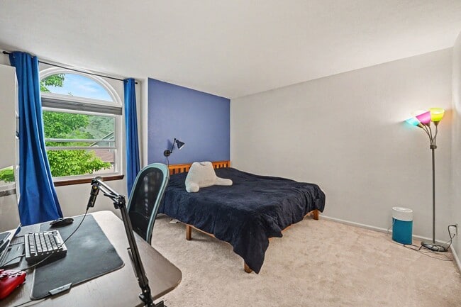 Building Photo - 448 Somerset Dr