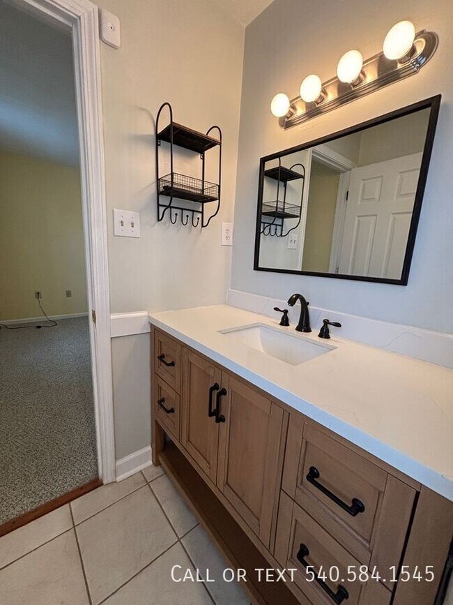 Building Photo - 136 Grimes St