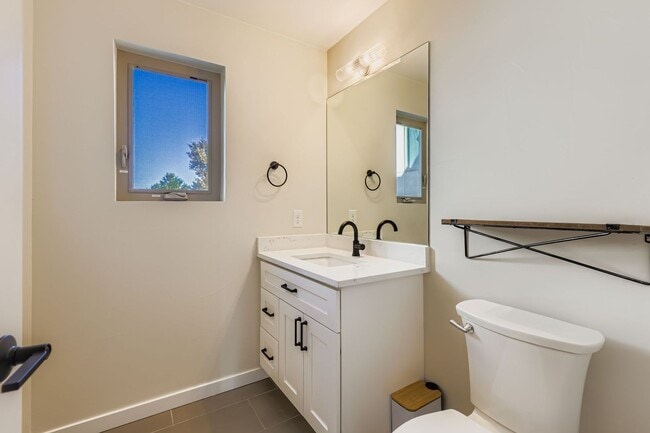 Building Photo - Modern 2bed/2 Bath in the Heart of Denver!