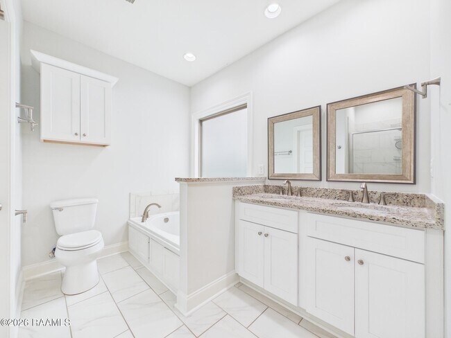 Building Photo - 212 Twin Meadow Ln