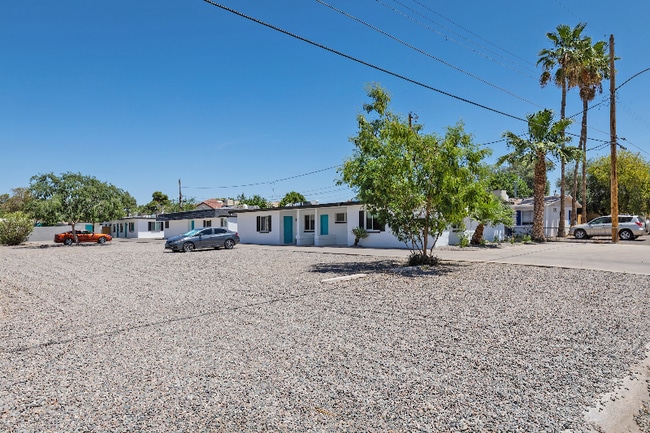 Building Photo - 920 E Montebello Ave