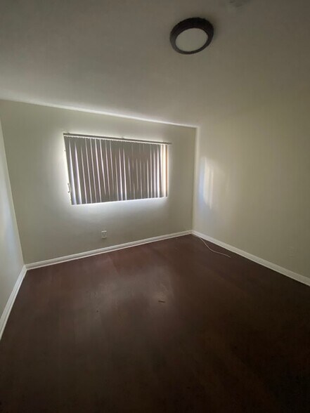 Building Photo - 626 E Chevy Chase Dr