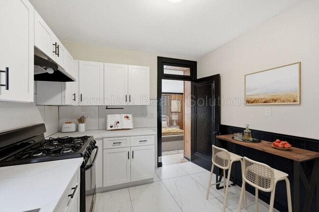 Building Photo - 5055 Lindenwood Ave
