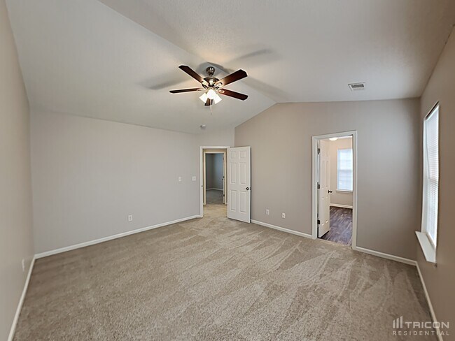 Building Photo - 220 E Lake Trail