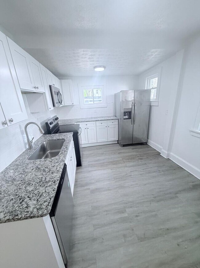 Building Photo - Gorgeous 4 bd, 1.5 bth Cleveland Heights Stunner!