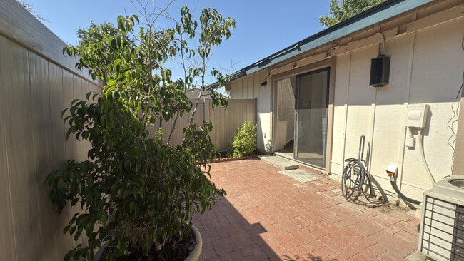 Building Photo - 1720 Orinda Ct