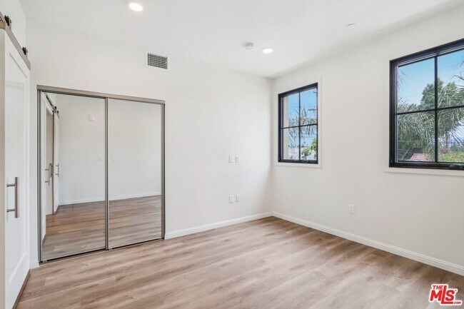 Building Photo - 951 S Wilton Pl