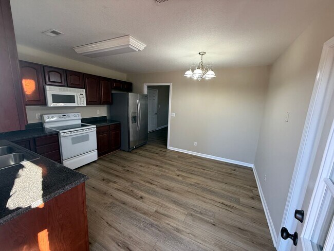 Building Photo - Great Home in Convenient Halls Location