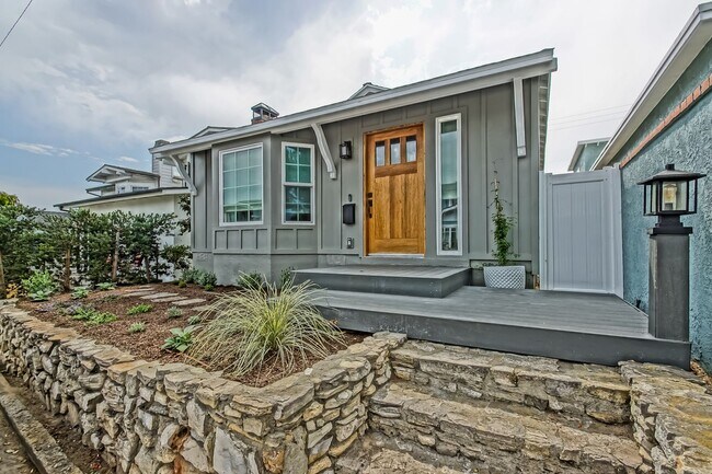 Building Photo - Completely Remodeled, Bright & Airy 3BR2BA...