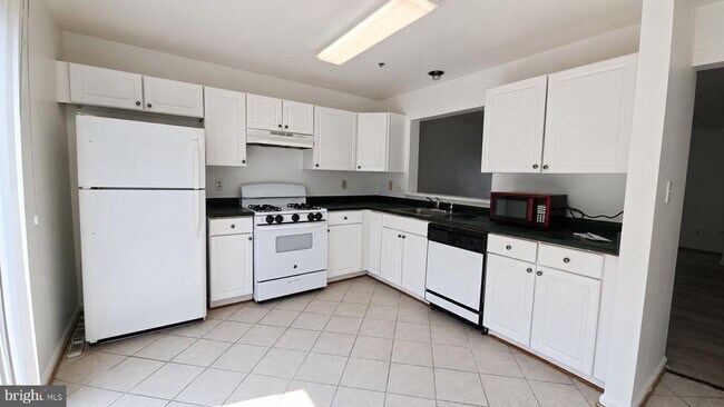 Building Photo - 120 Royalty Cir