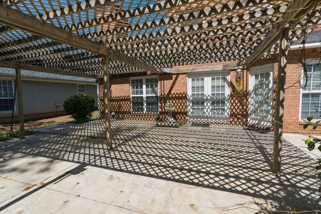 Building Photo - 340 Bedford Dr