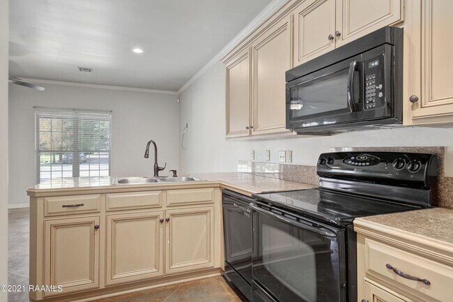 Building Photo - 124 Deraney Ln