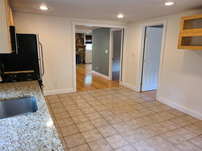 Building Photo - 55 S Hill Rd