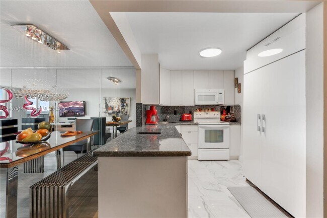 Building Photo - 3015 N Ocean Blvd