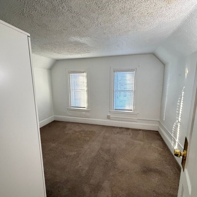 Building Photo - Large 3 bedroom home with a den!
