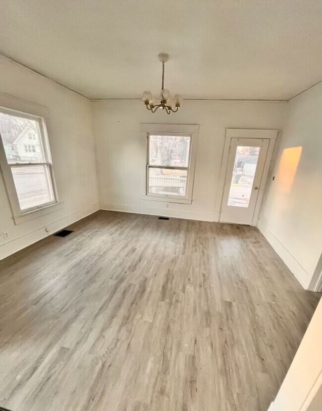 Building Photo - Charming 3BR Home with Spacious Front Porch – Only $875/mo!